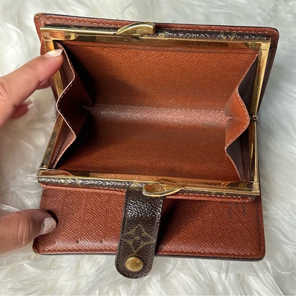 Louis Vuitton Kiss Lock Wallet - Picture 10 of 14